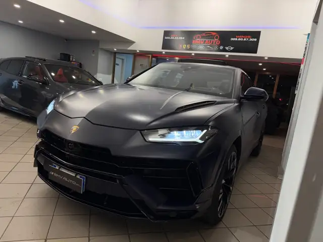 Lamborghini Urus view 3