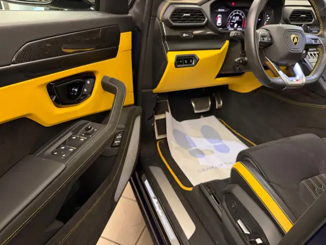 Lamborghini Urus view 6