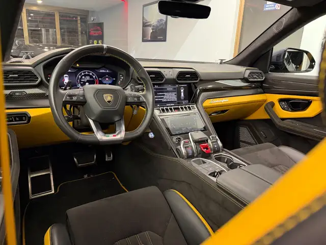 Lamborghini Urus view 10