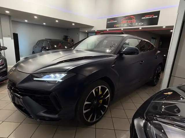 Lamborghini Urus view 4