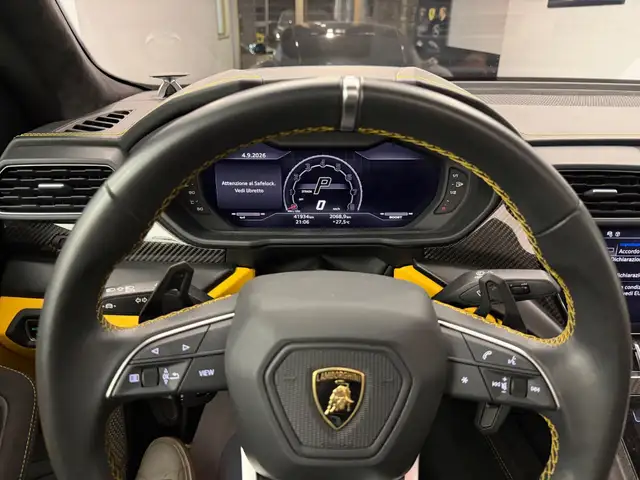 Lamborghini Urus view 8