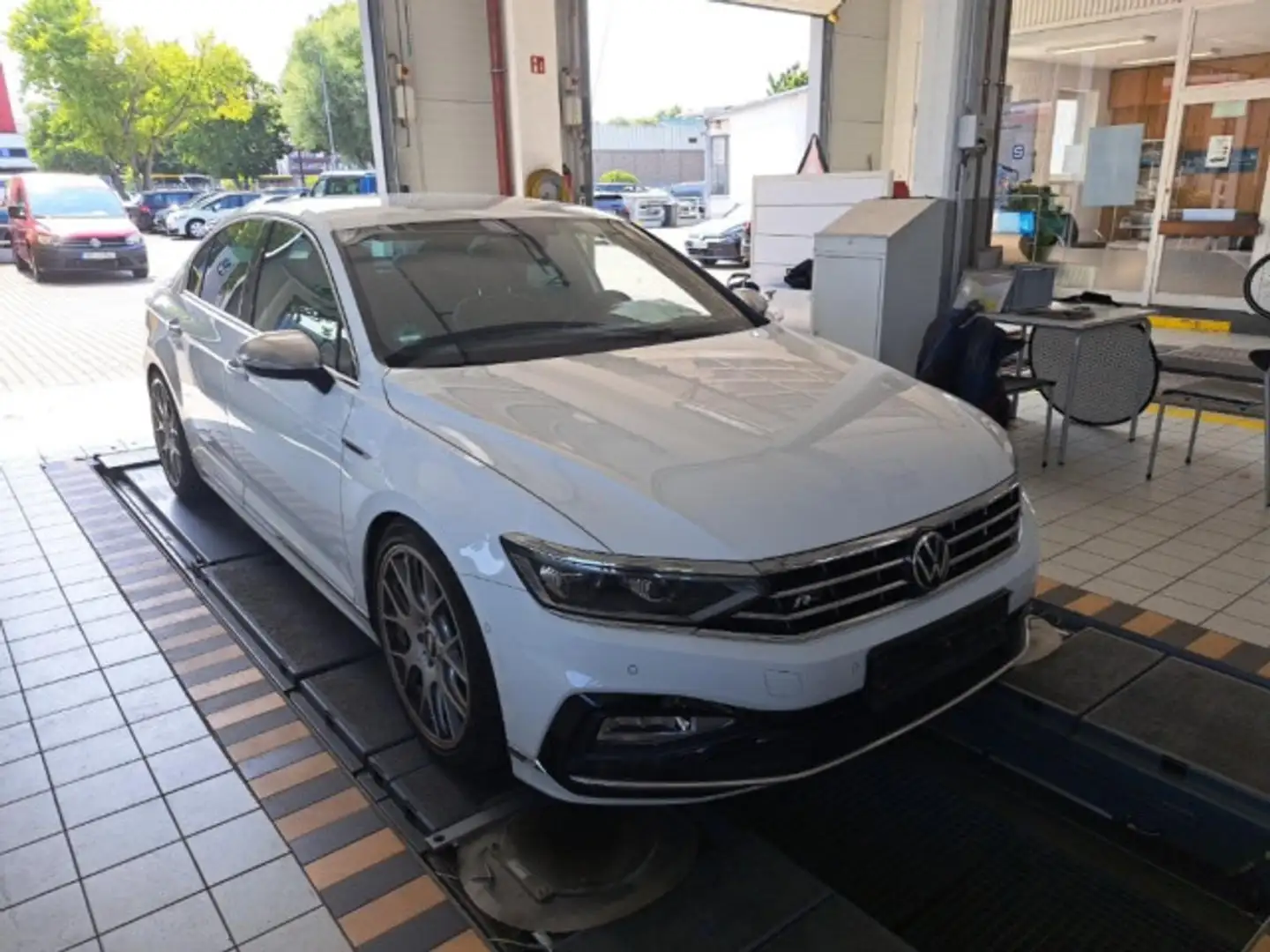 Volkswagen Passat 2.0TSI Elegance 4M DSG R-Line NAVI H&K Weiß - 2