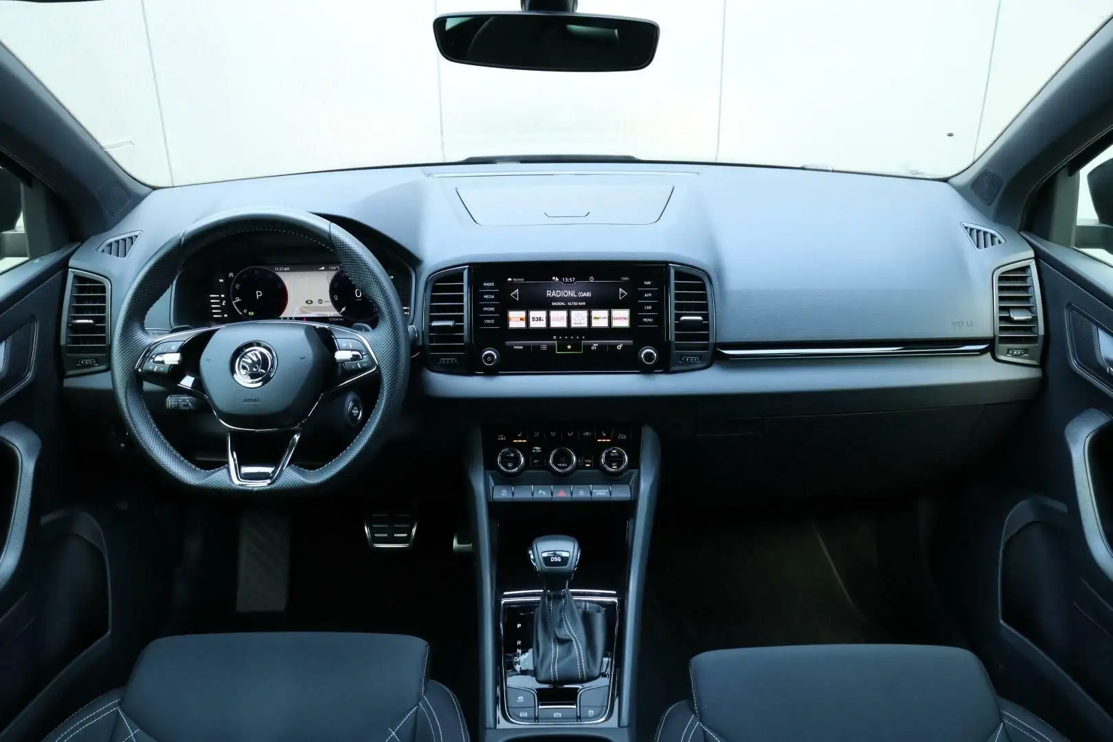 Skoda Karoq 1.5 TSI / 150 PK / DSG / Sportline / Black Edition Grau - 2