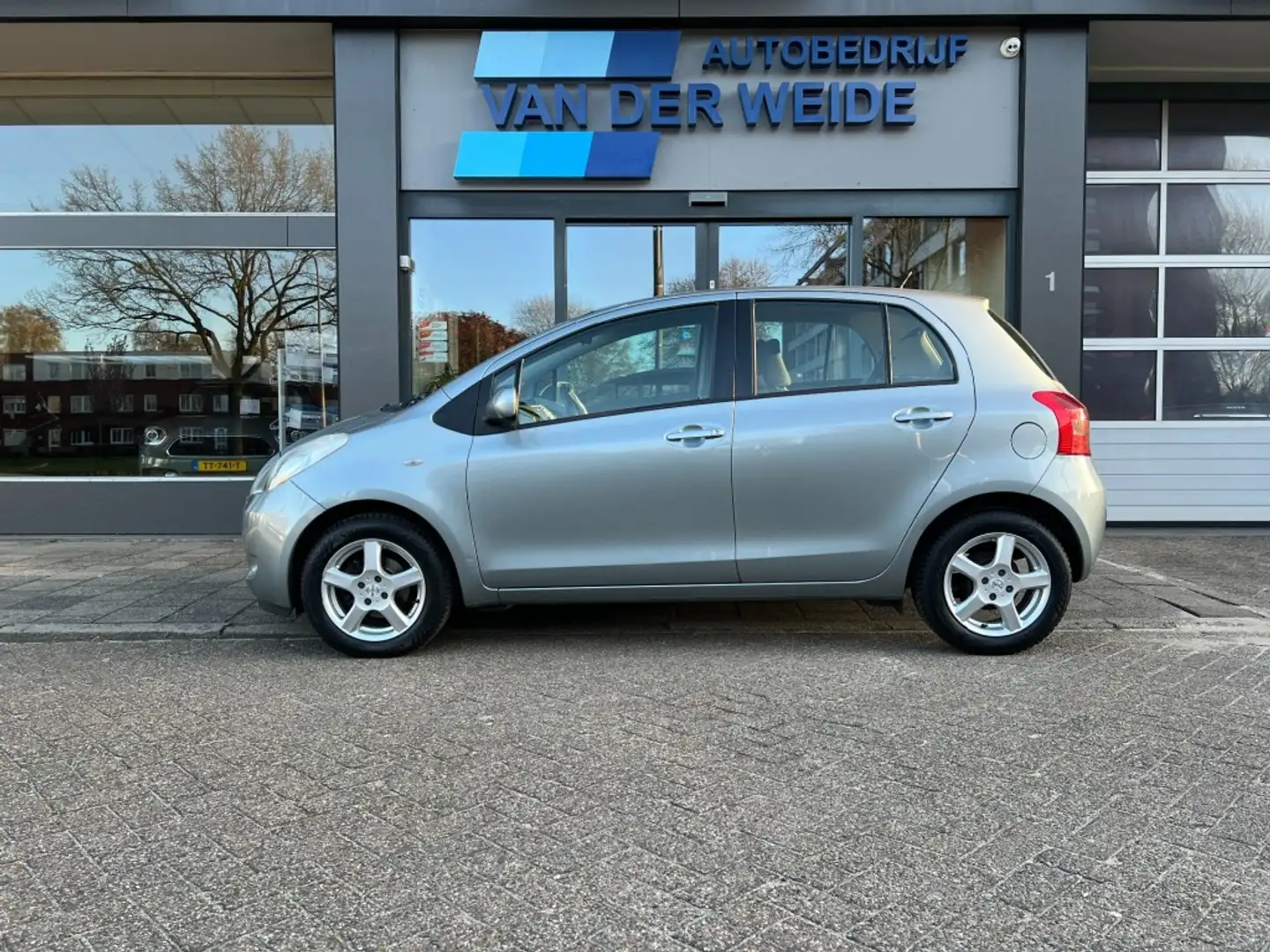 Toyota Yaris 1.3 VVTI SOL MMT  Automaat    NAP  AIRCO  1e  Eige Grijs - 1