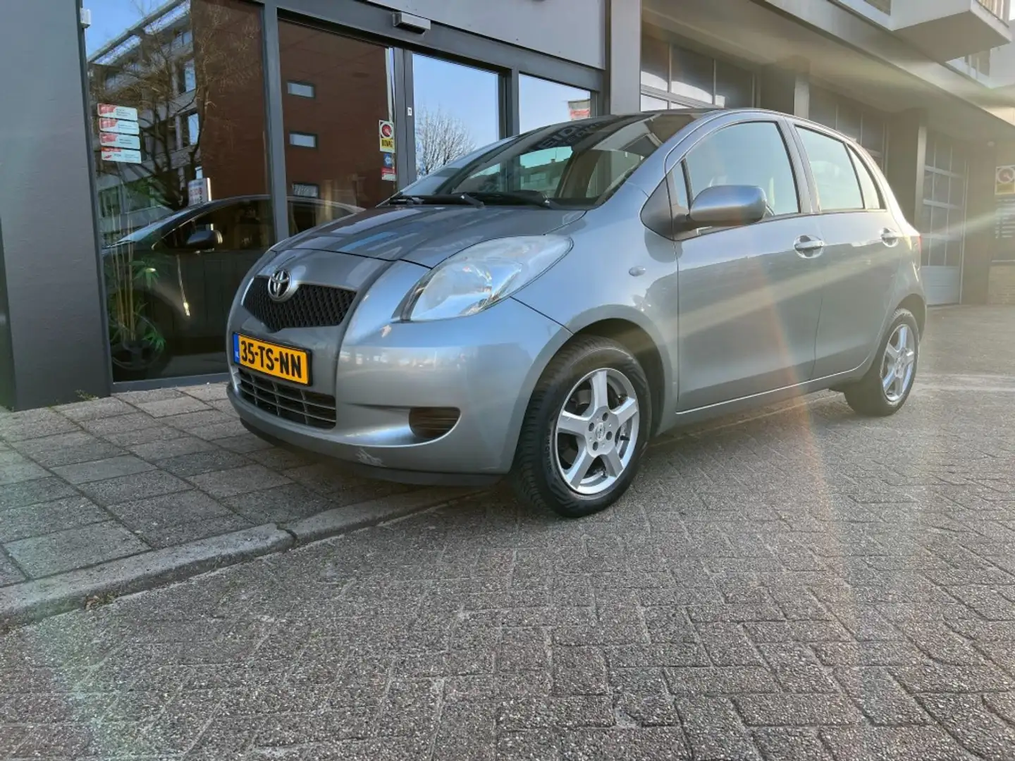 Toyota Yaris 1.3 VVTI SOL MMT  Automaat    NAP  AIRCO  1e  Eige Grijs - 2