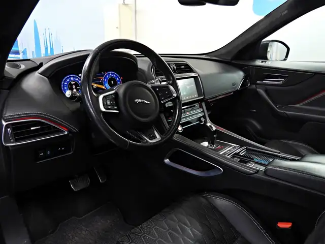 Jaguar F-Pace view 10