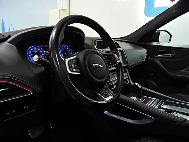 Jaguar F-Pace view 15