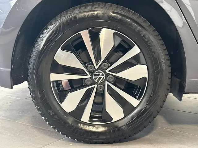 Volkswagen Polo view 3