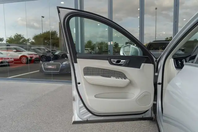 Volvo XC60 view 9