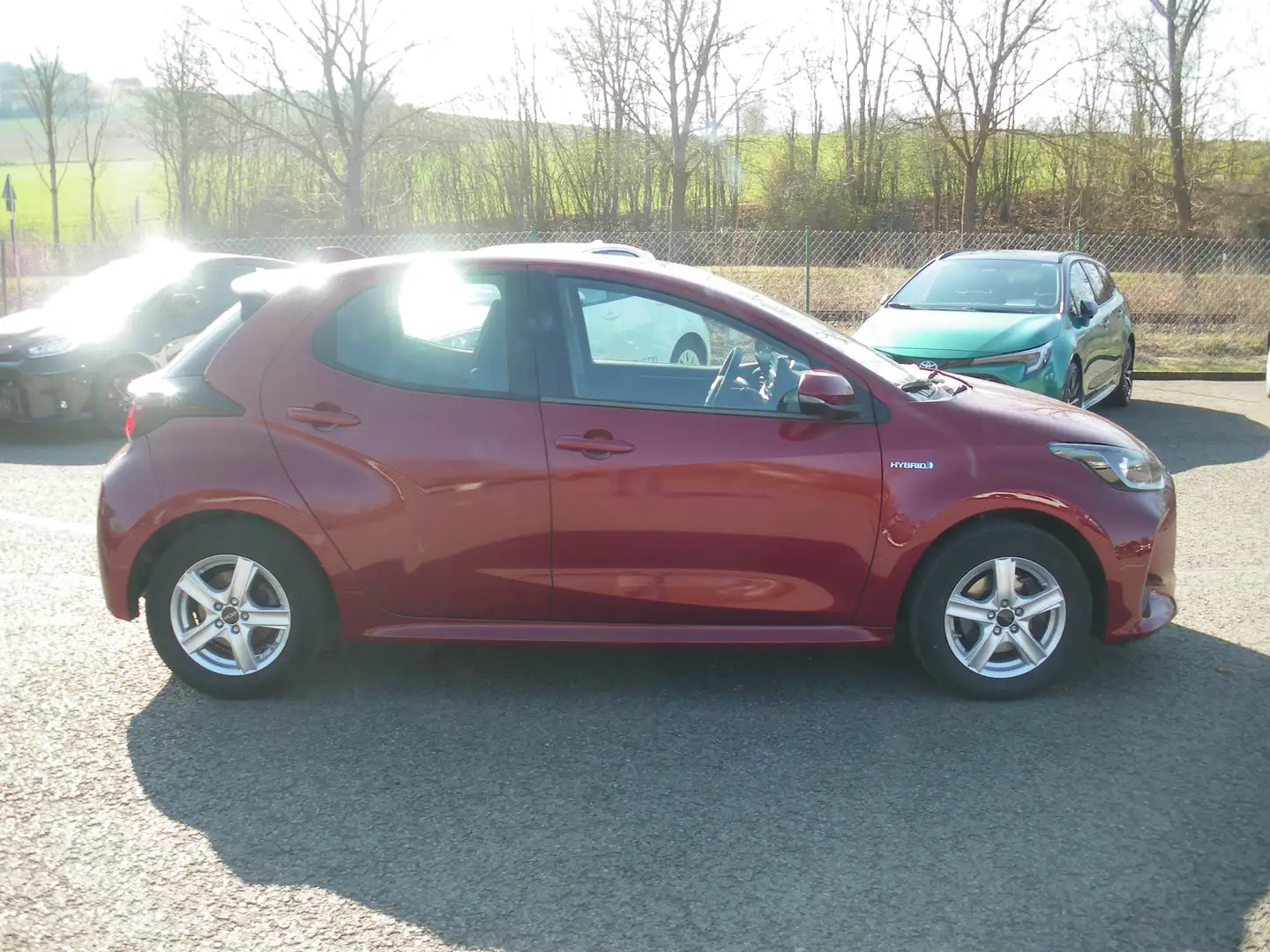 Toyota Yaris Hybrid 1.5 VVT-i Comfort Rouge - 2