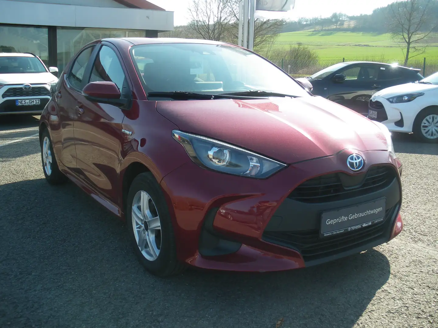 Toyota Yaris Hybrid 1.5 VVT-i Comfort Rouge - 1