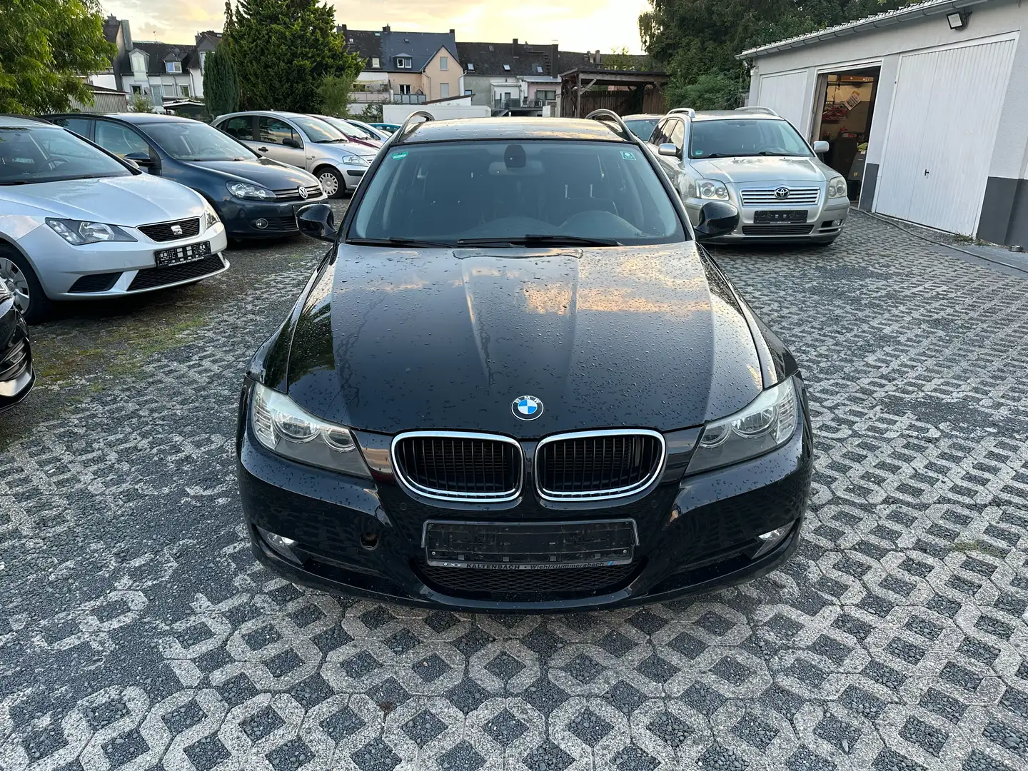 BMW 320 320i - Benzin, Automatik Schwarz - 2