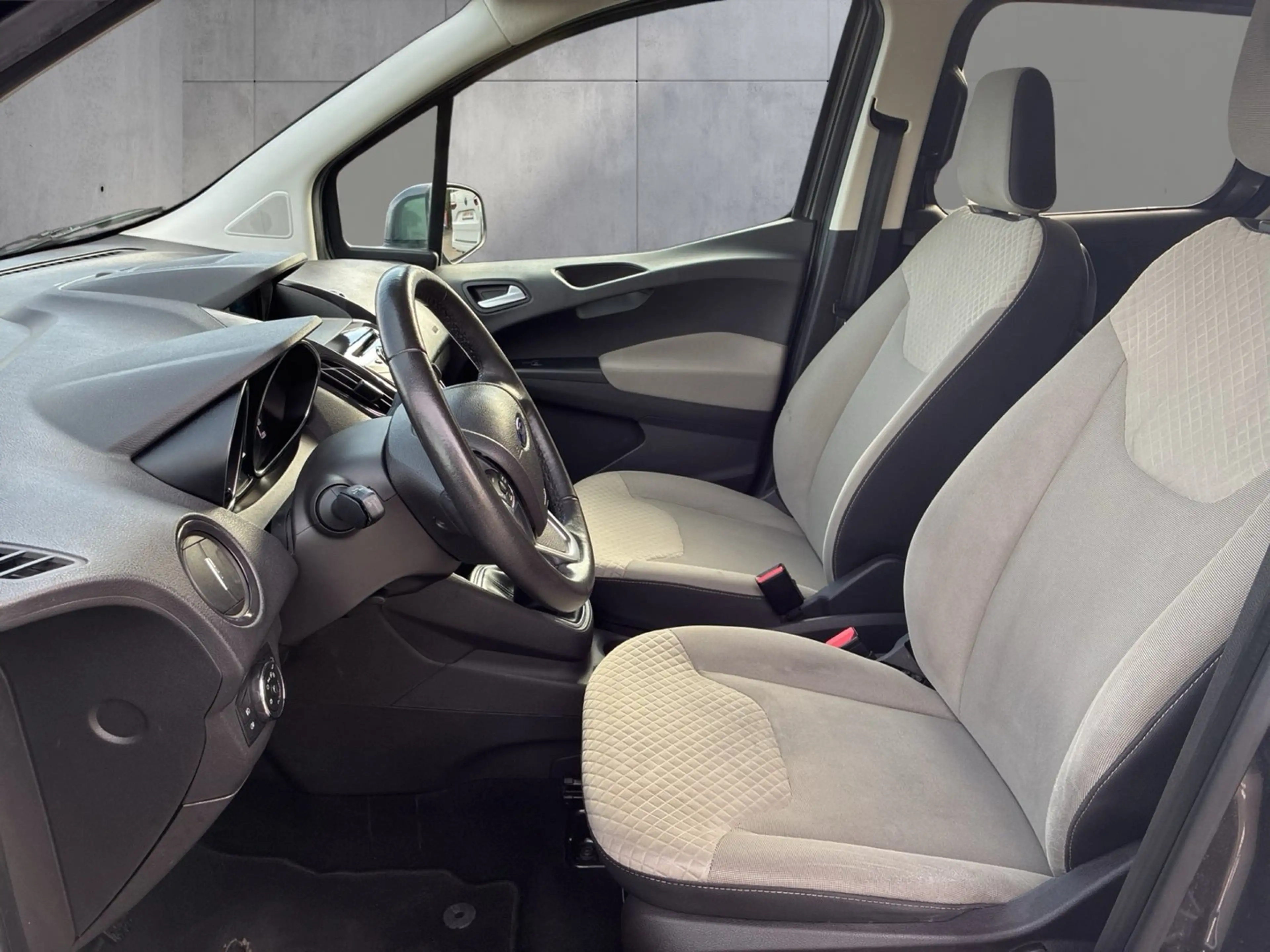 Ford Tourneo Courier 1,0 EcoBoost Titanium — photo 9