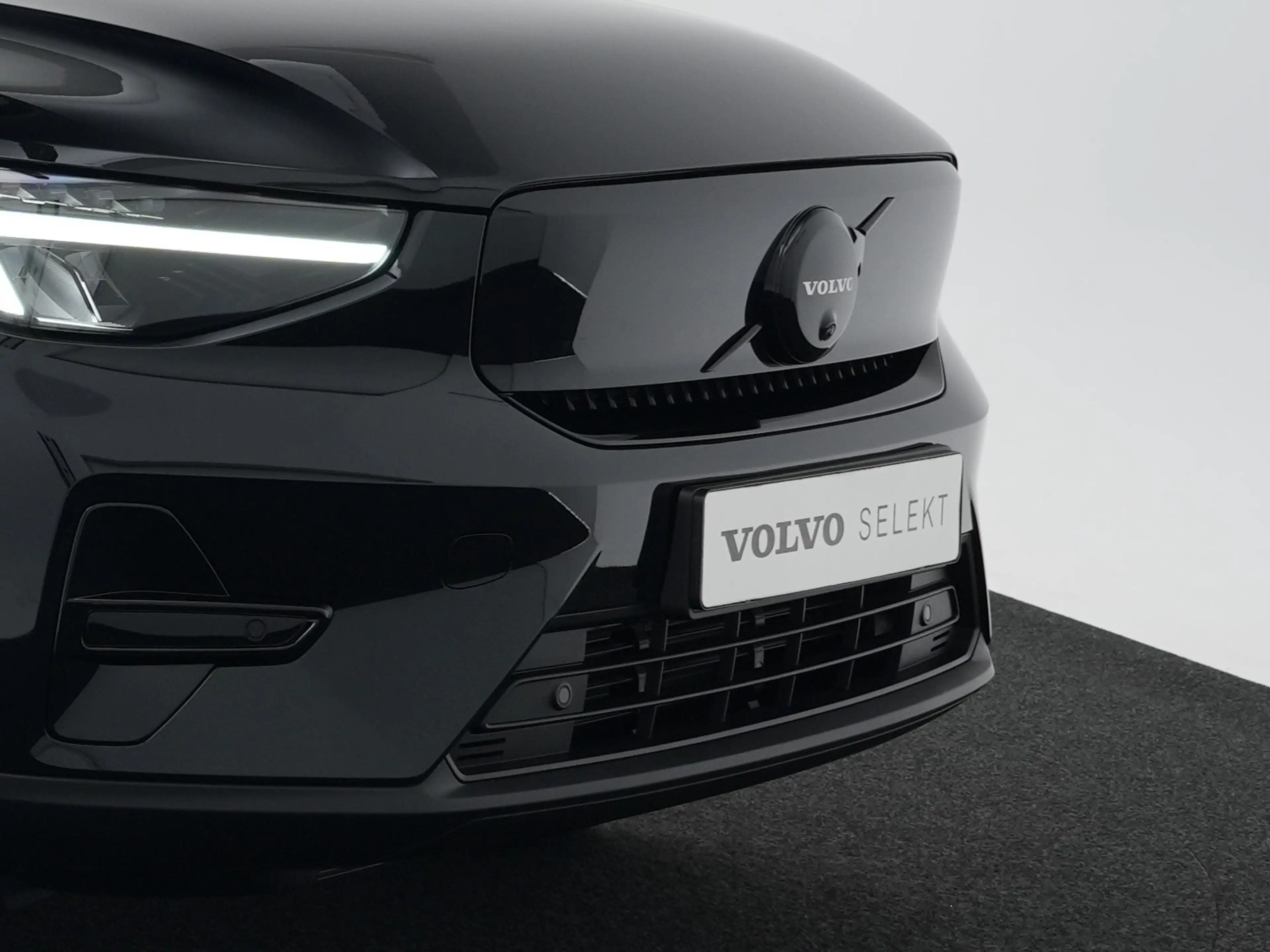 Volvo EX40 Twin 300KW AWD Plus Black Edition | 360° Camera | — photo 14