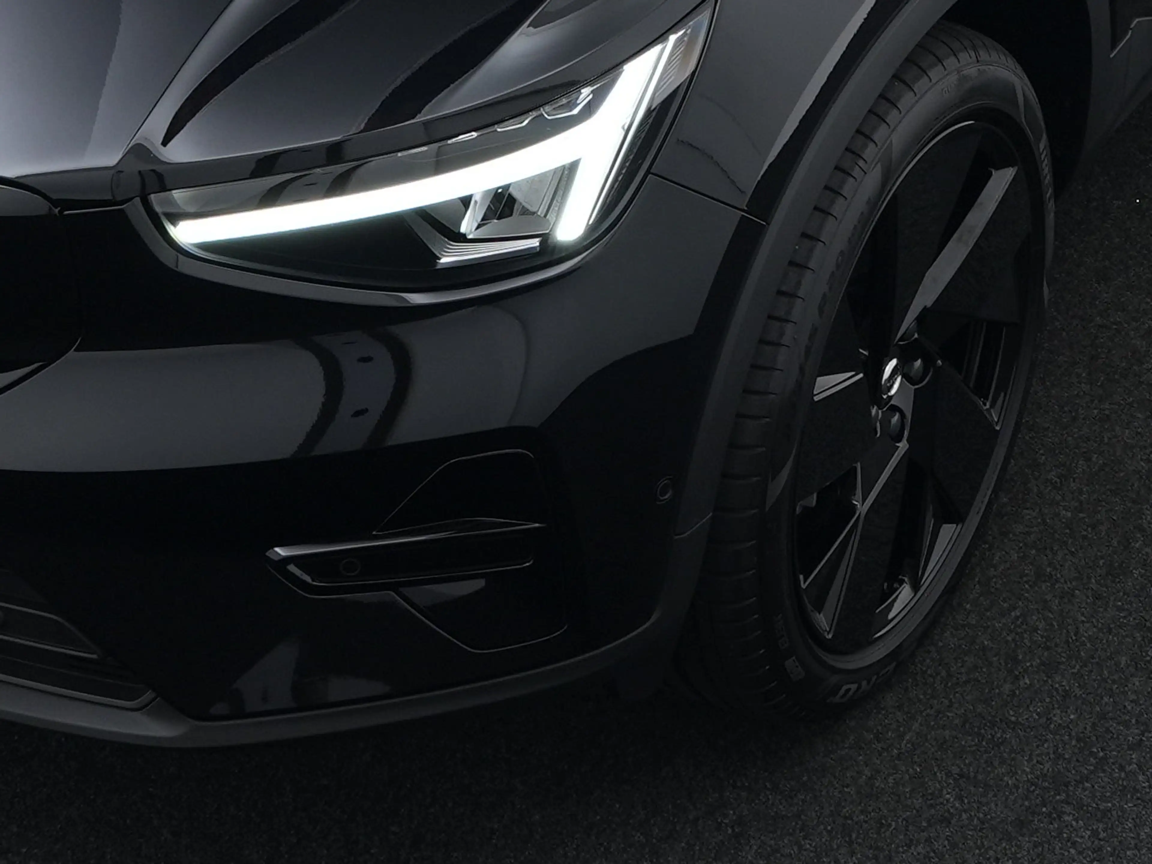 Volvo EX40 Twin 300KW AWD Plus Black Edition | 360° Camera | — photo 12