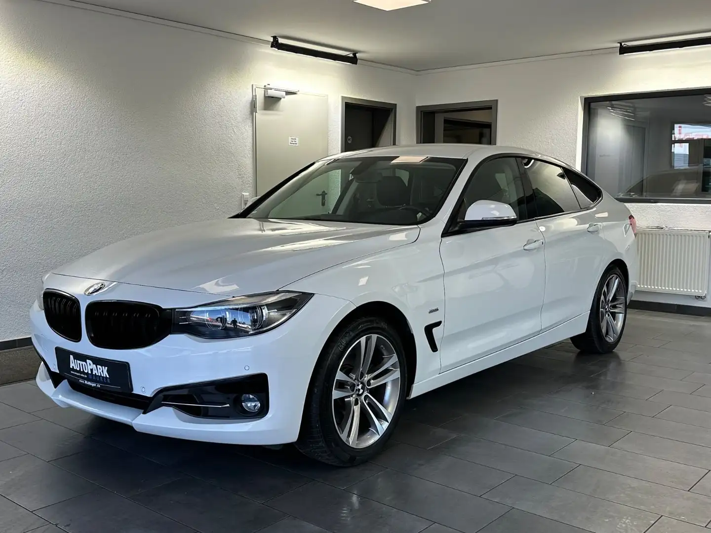 BMW 330 330 i Gran Turismo Sportline AHK*SItzheizung*PTS Weiß - 2