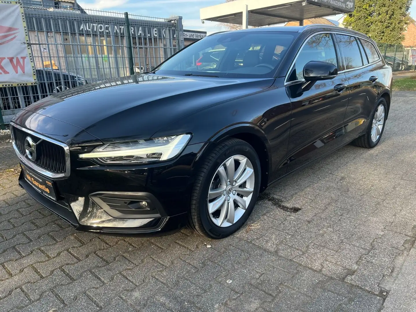 Volvo V60 Kombi Momentum Pro/1.HD/PDC/T.LEDER/KAMERA Negro - 2