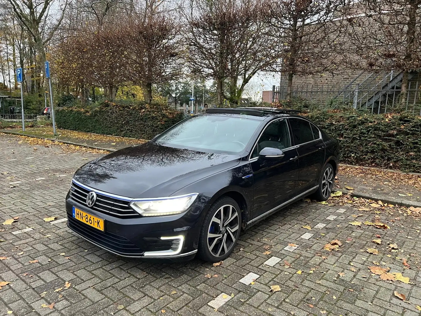 Volkswagen Passat 1.4 TSI GTE Highline PANO NAP Zwart - 2