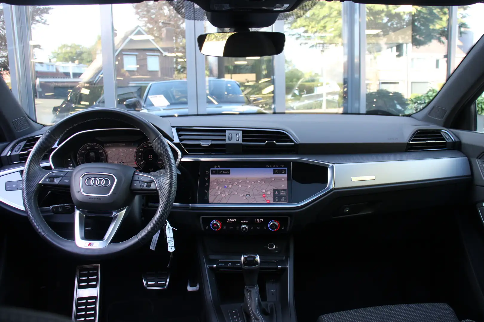 Audi Q3 Sportback 45 TFSI e S Edition Black-Optic Zwart - 2