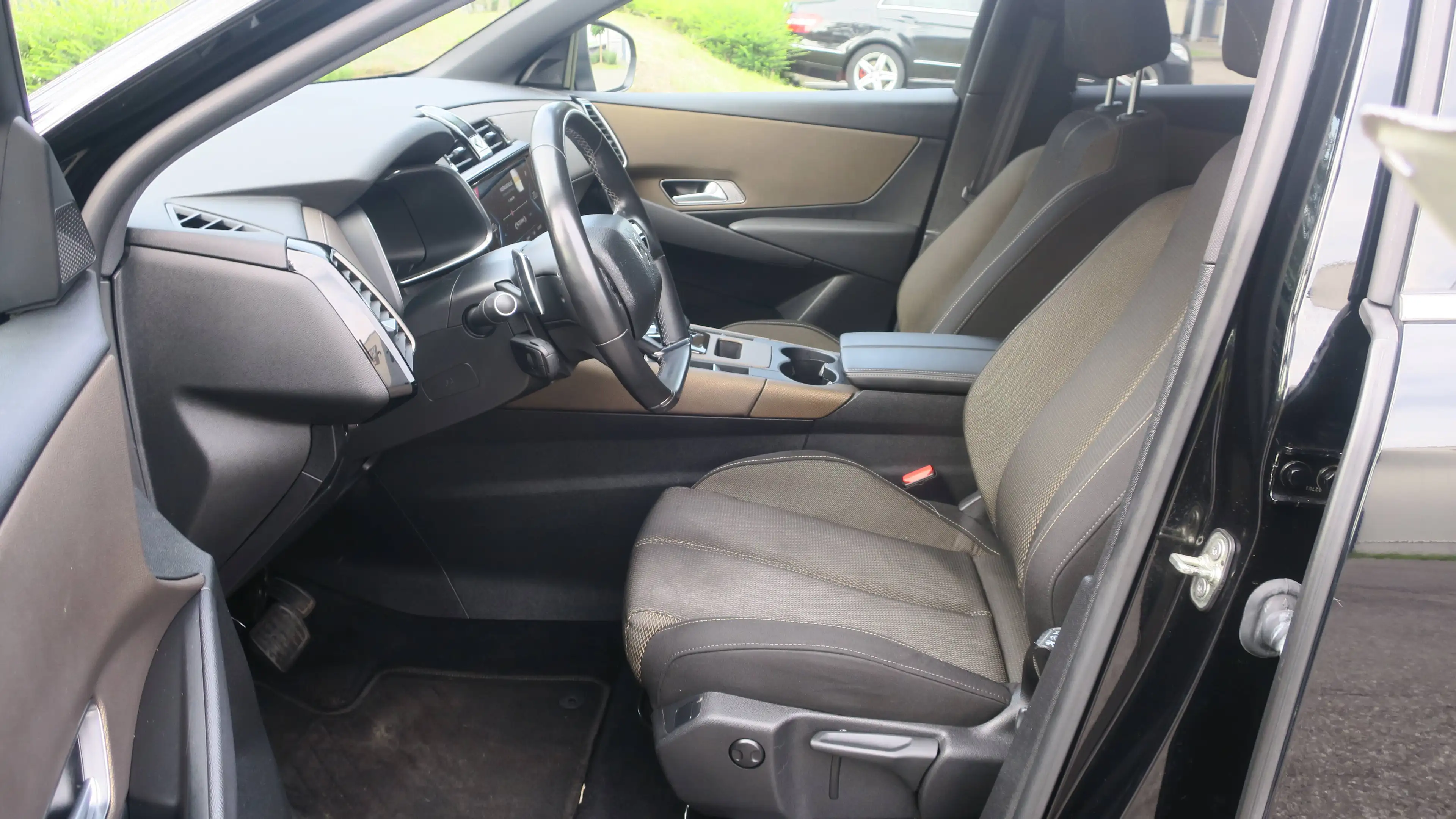 DS Automobiles DS 7 Crossback DS 7 CROSSBACK PHEV 1.6 E-TENSE So Chic (165 kW) (EU6.3) — photo 6