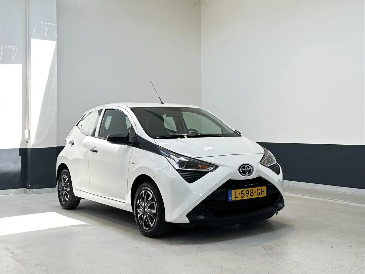 Toyota Aygo 1.0 VVT-i x-fun | 1 Eig | NL | 5-DRS | Airco | Blu Wit - 1