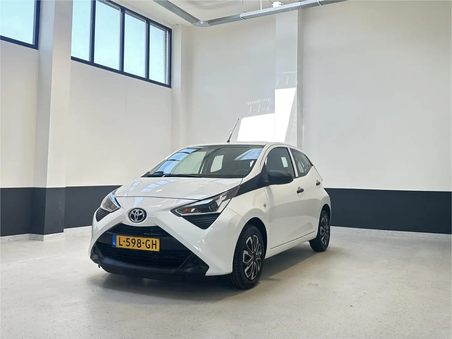 Toyota Aygo 1.0 VVT-i x-fun | 1 Eig | NL | 5-DRS | Airco | Blu Wit - 2