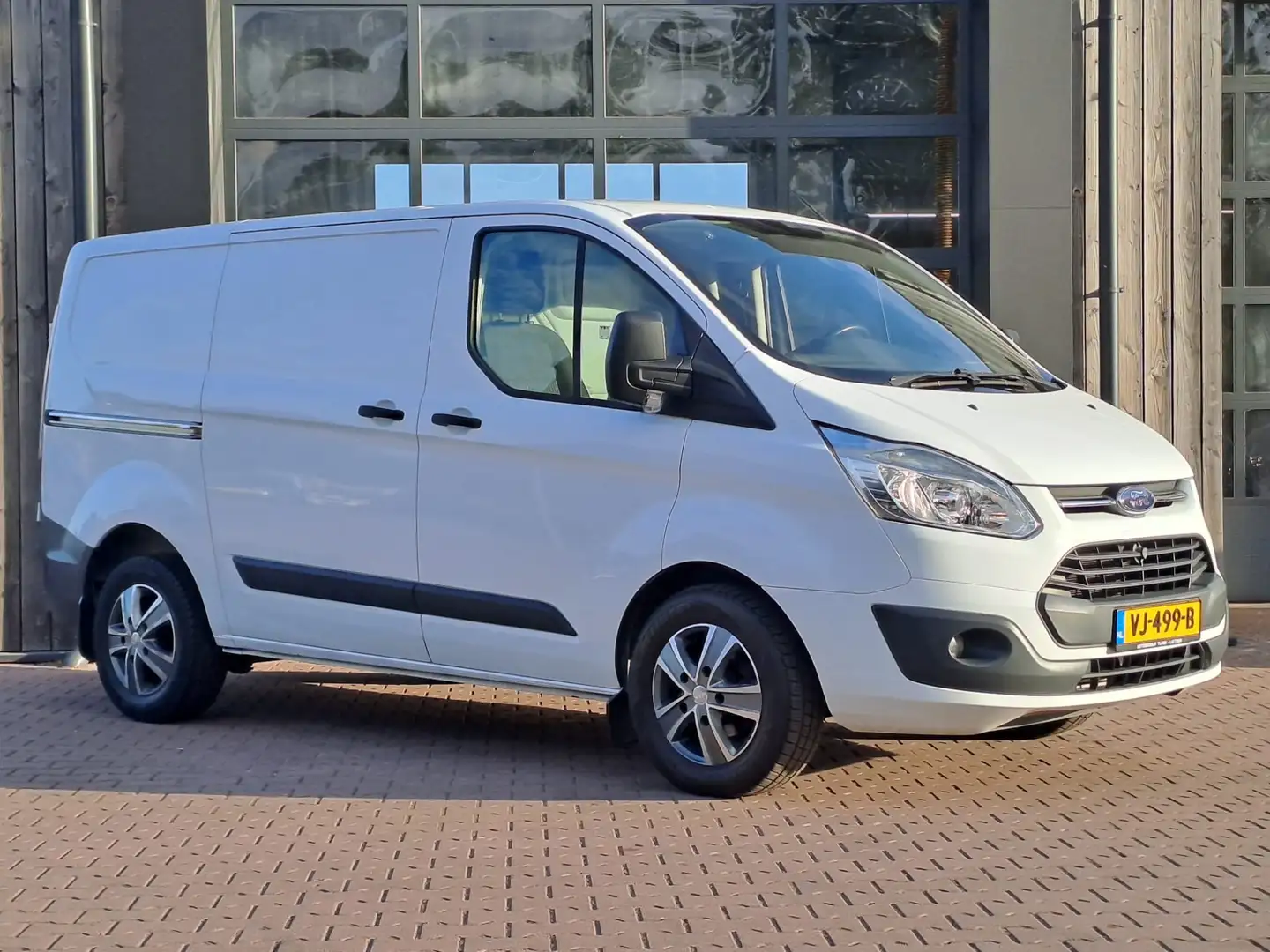 Ford Transit Custom 270 2.2 TDCI 126PK L1H1 Trend | Airco | Navigatie Wit - 2