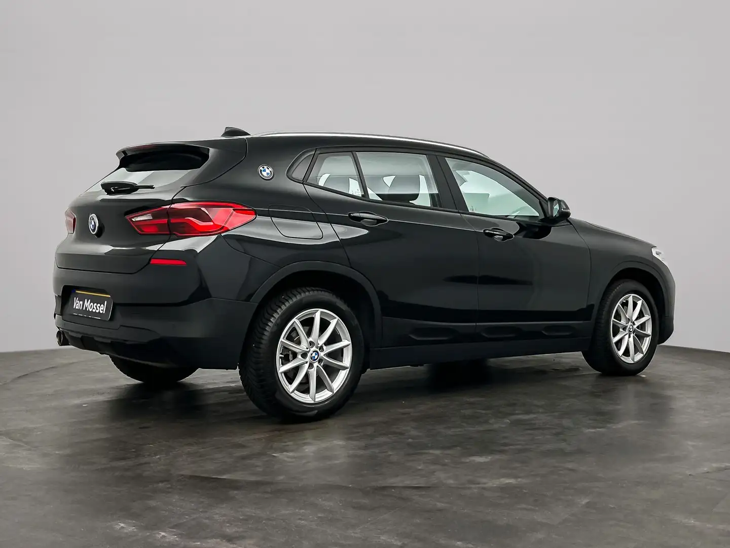 BMW X2 sDrive18i Executive | Parkeersensoren | Airco | Na Noir - 2
