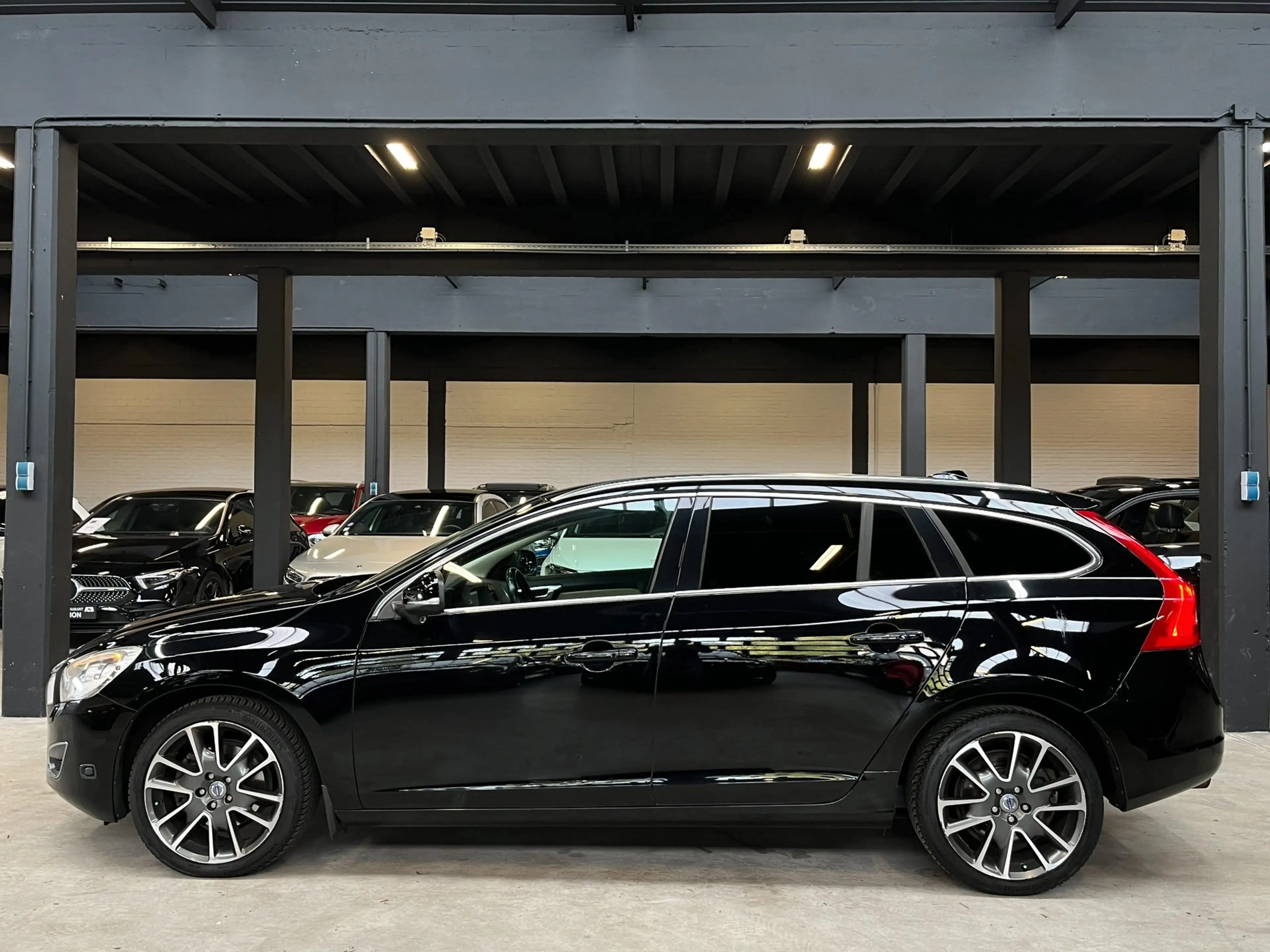 Volvo V60 1.6 T4F Summum /Dodehoek/Cruise/XenonLed/Stoelverw — photo 2