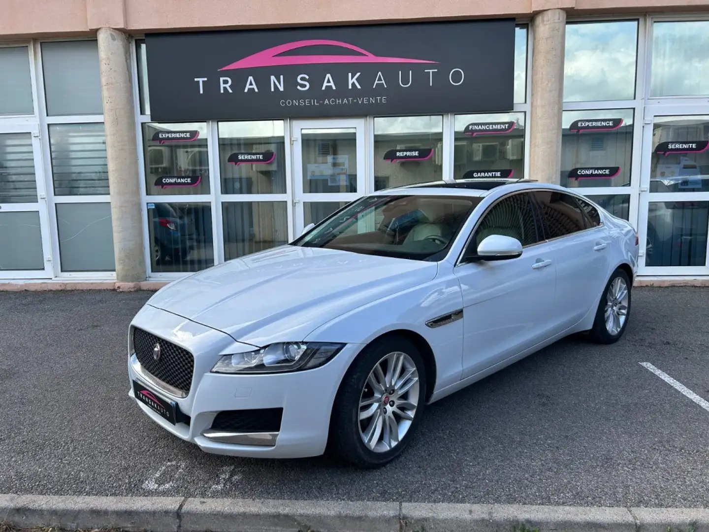 Jaguar XF 2.0 D - 240 ch BVA AWD Prestige/TOIT OUVRANT Blanc - 1