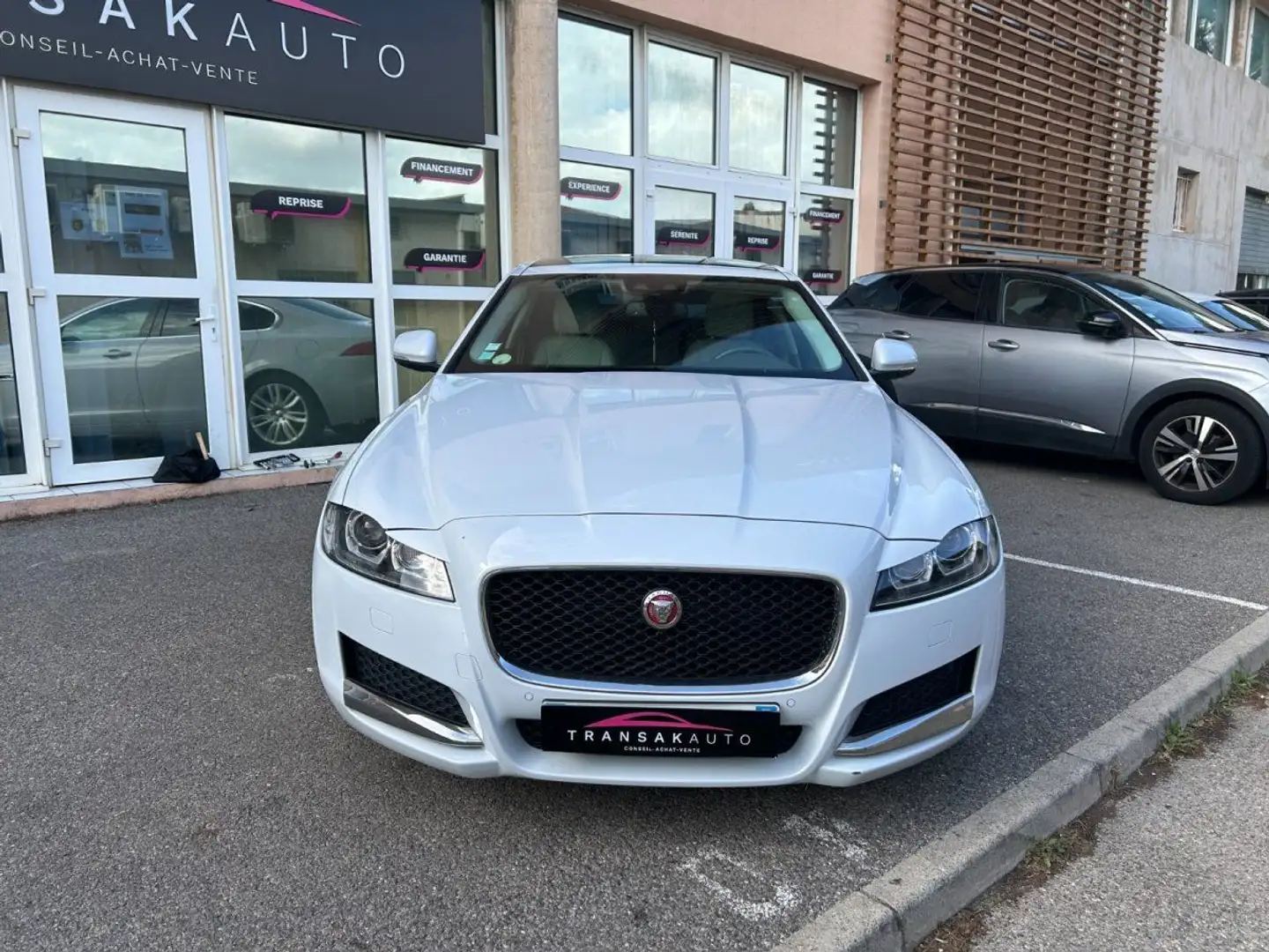 Jaguar XF 2.0 D - 240 ch BVA AWD Prestige/TOIT OUVRANT Blanc - 2