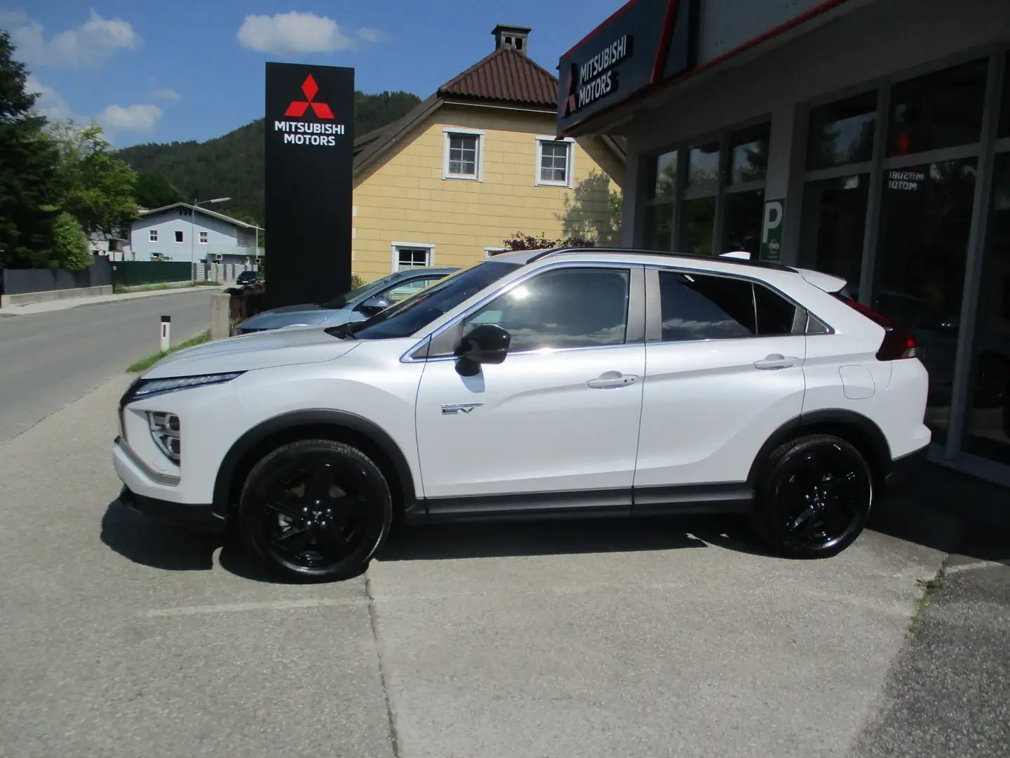 Mitsubishi Eclipse Cross 2,4 PHEV 4WD 45 Jahre Edition CVT Aut. Weiß - 2