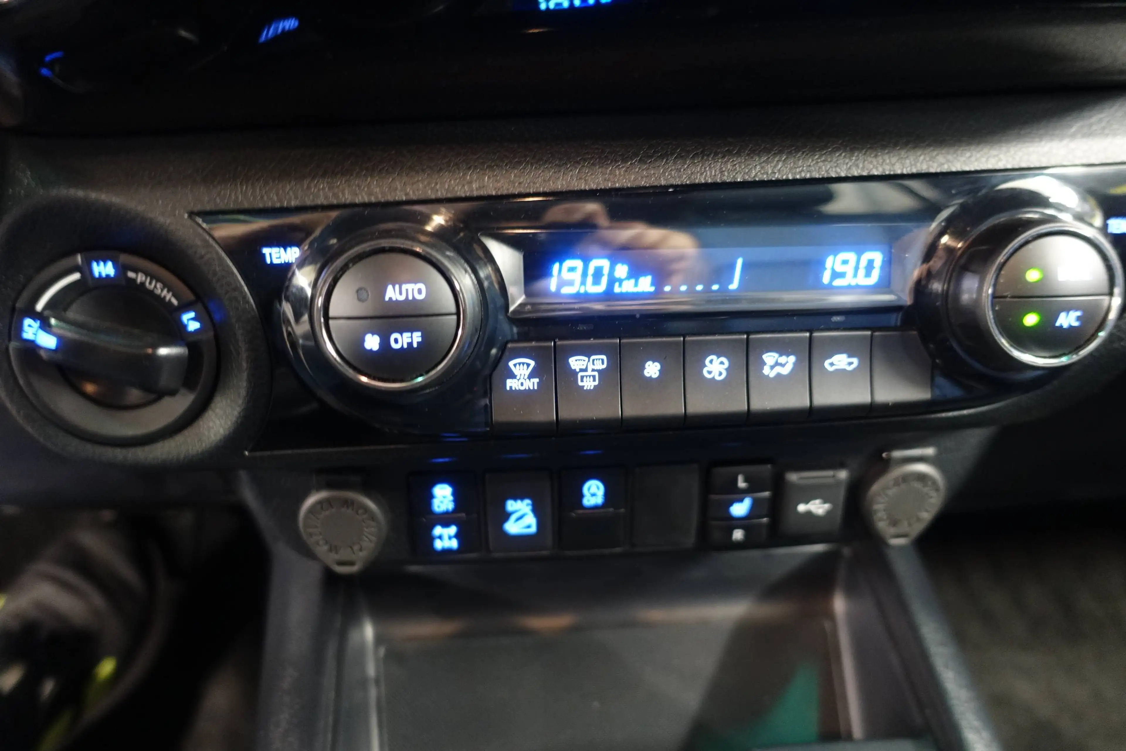 Toyota Hilux 4x4 Double Cab Invincible — photo 10