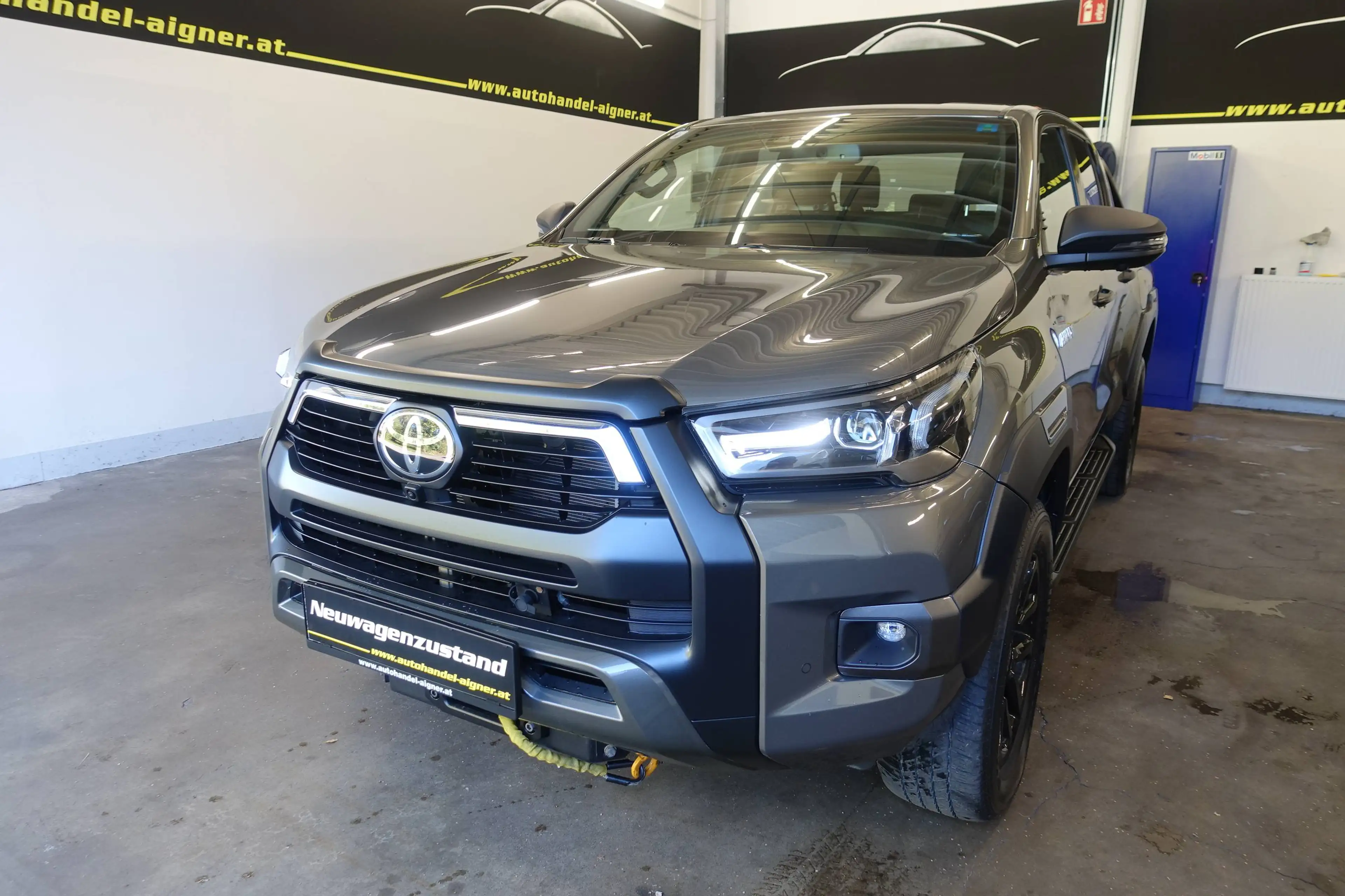 Toyota Hilux 4x4 Double Cab Invincible