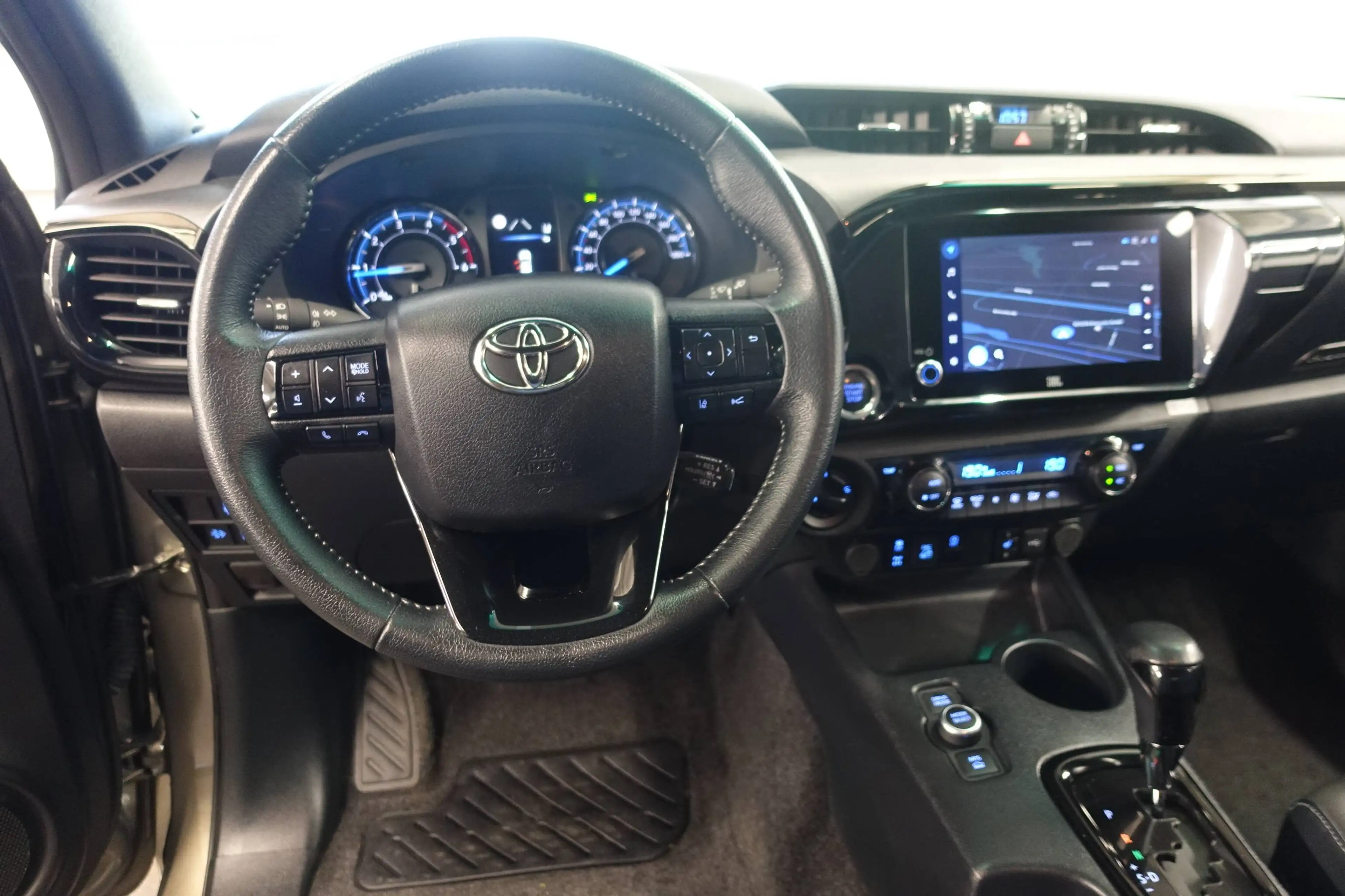 Toyota Hilux 4x4 Double Cab Invincible — photo 4