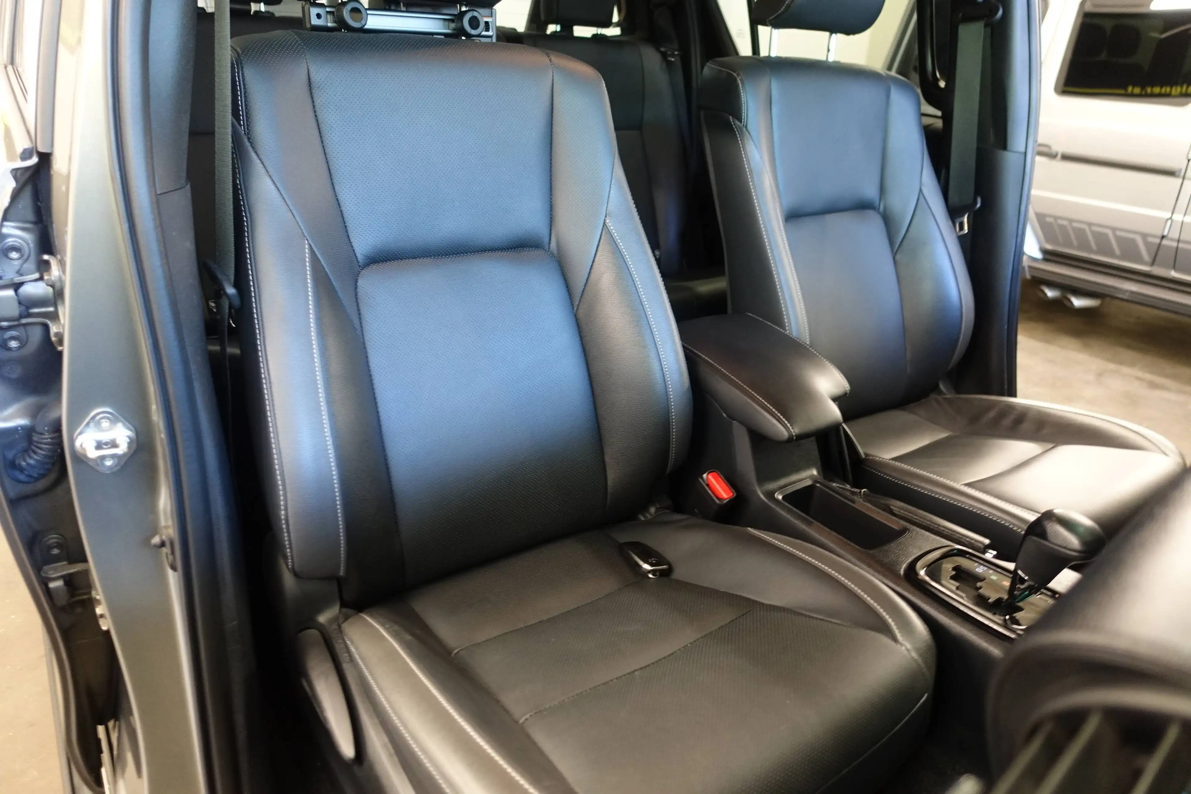 Toyota Hilux 4x4 Double Cab Invincible — photo 13