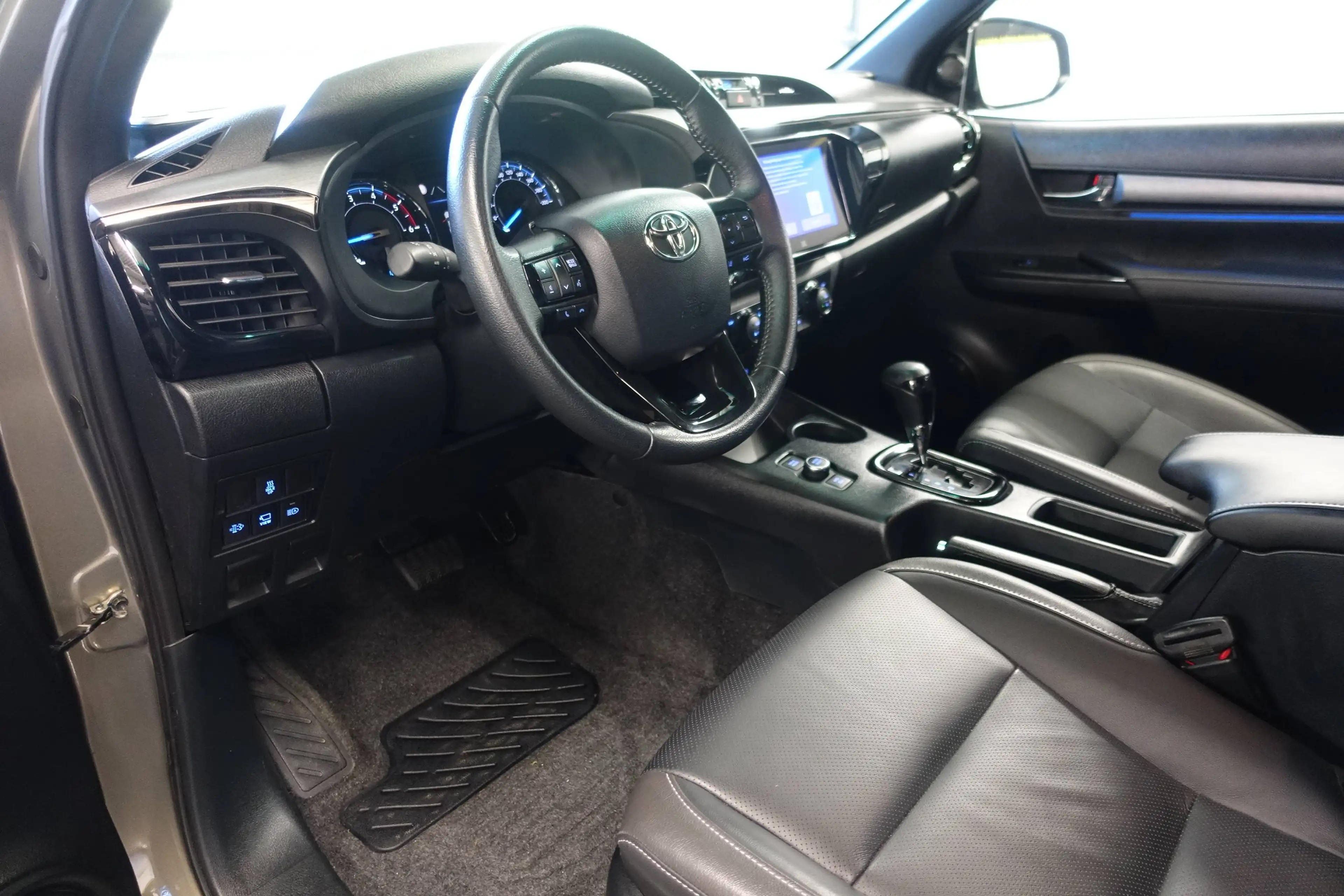 Toyota Hilux 4x4 Double Cab Invincible — photo 5