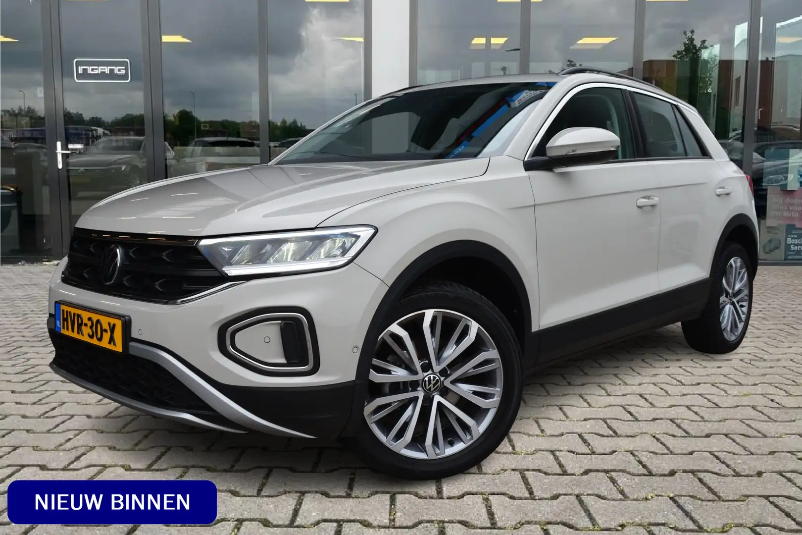 Volkswagen T-Roc 1.5 TSI Life | LED | 18 Inch | Trekhaak | Grijs - 1