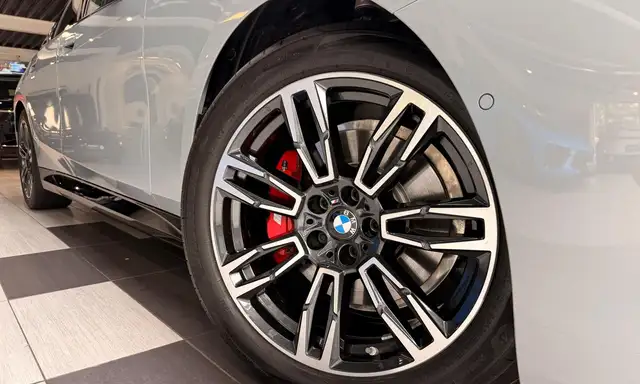 BMW 5 Series view 5