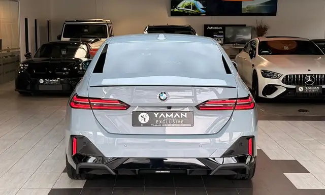 BMW 5 Series view 7