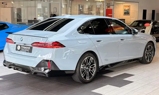 BMW 5 Series view 6