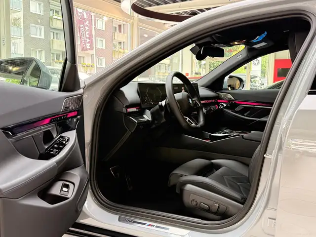BMW 5 Series view 9