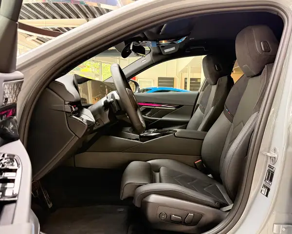 BMW 5 Series view 10