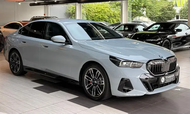 BMW 5 Series view 4