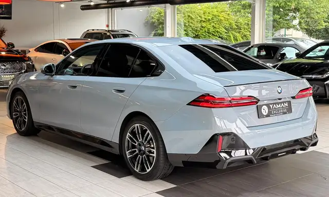 BMW 5 Series view 8