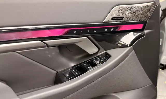 BMW 5 Series view 11
