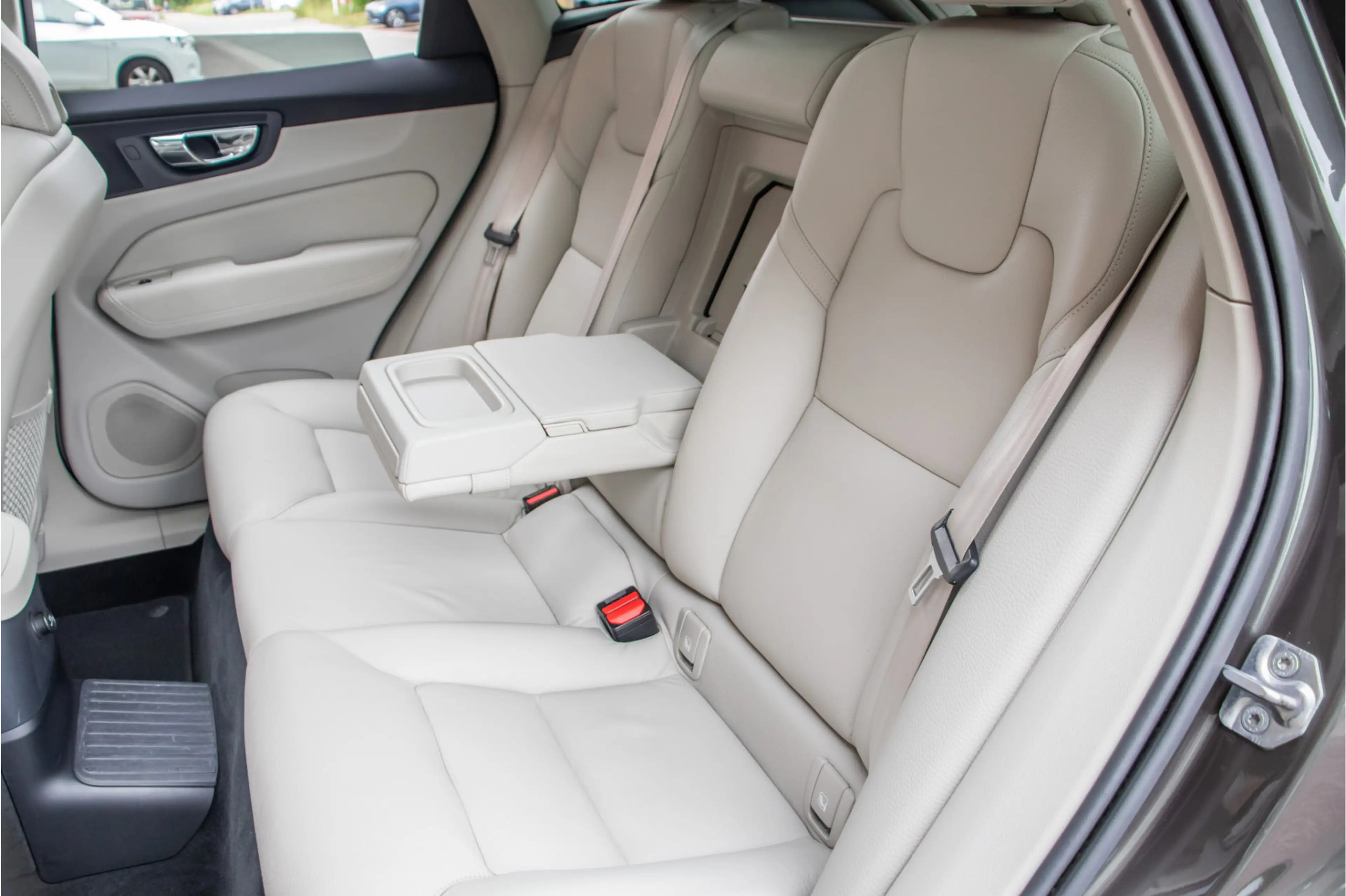 Volvo XC60 T8 Twin Engine AWD Momentum, Leder, Carplay, Trekh — photo 10