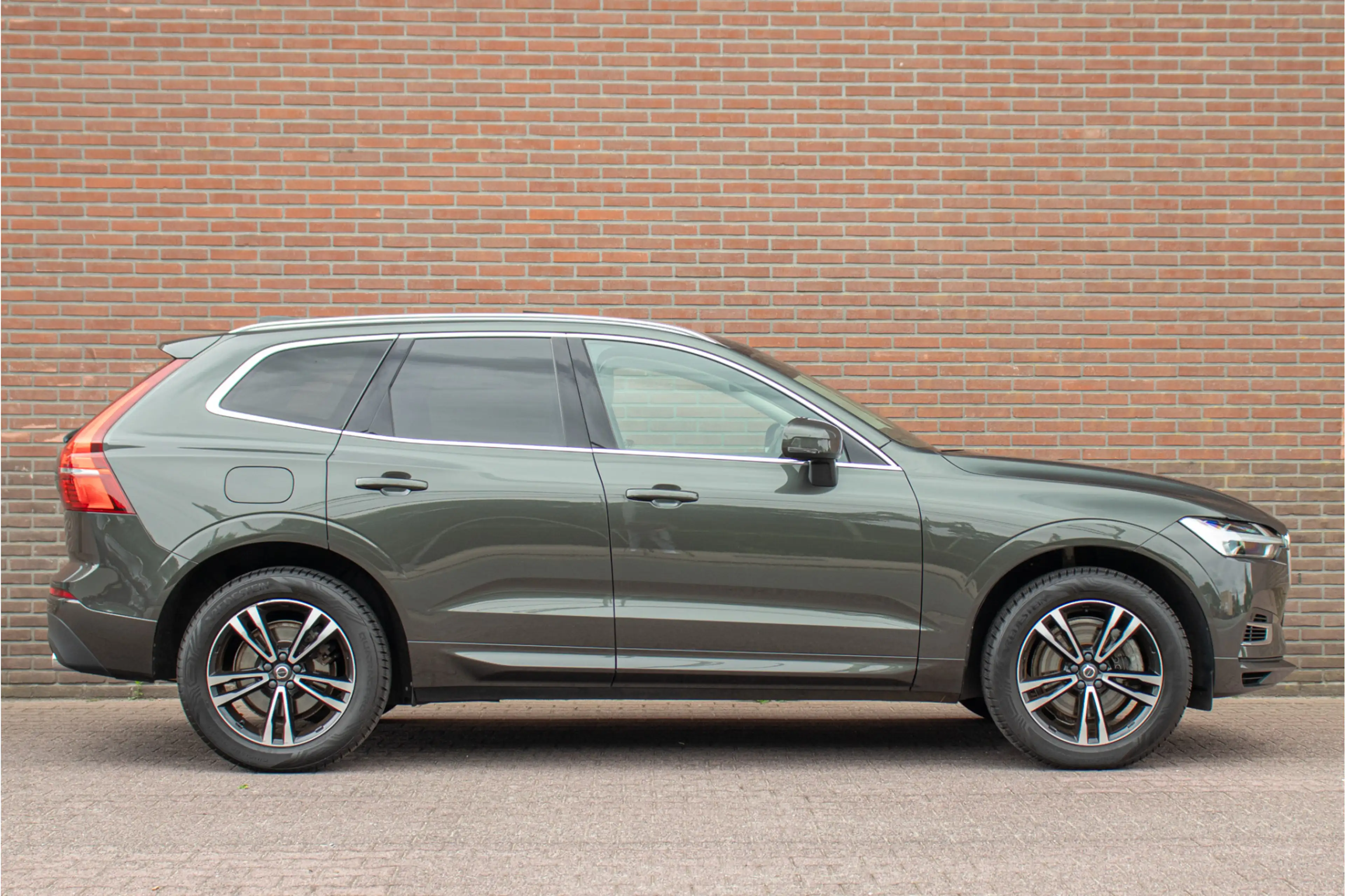 Volvo XC60 T8 Twin Engine AWD Momentum, Leder, Carplay, Trekh — photo 20