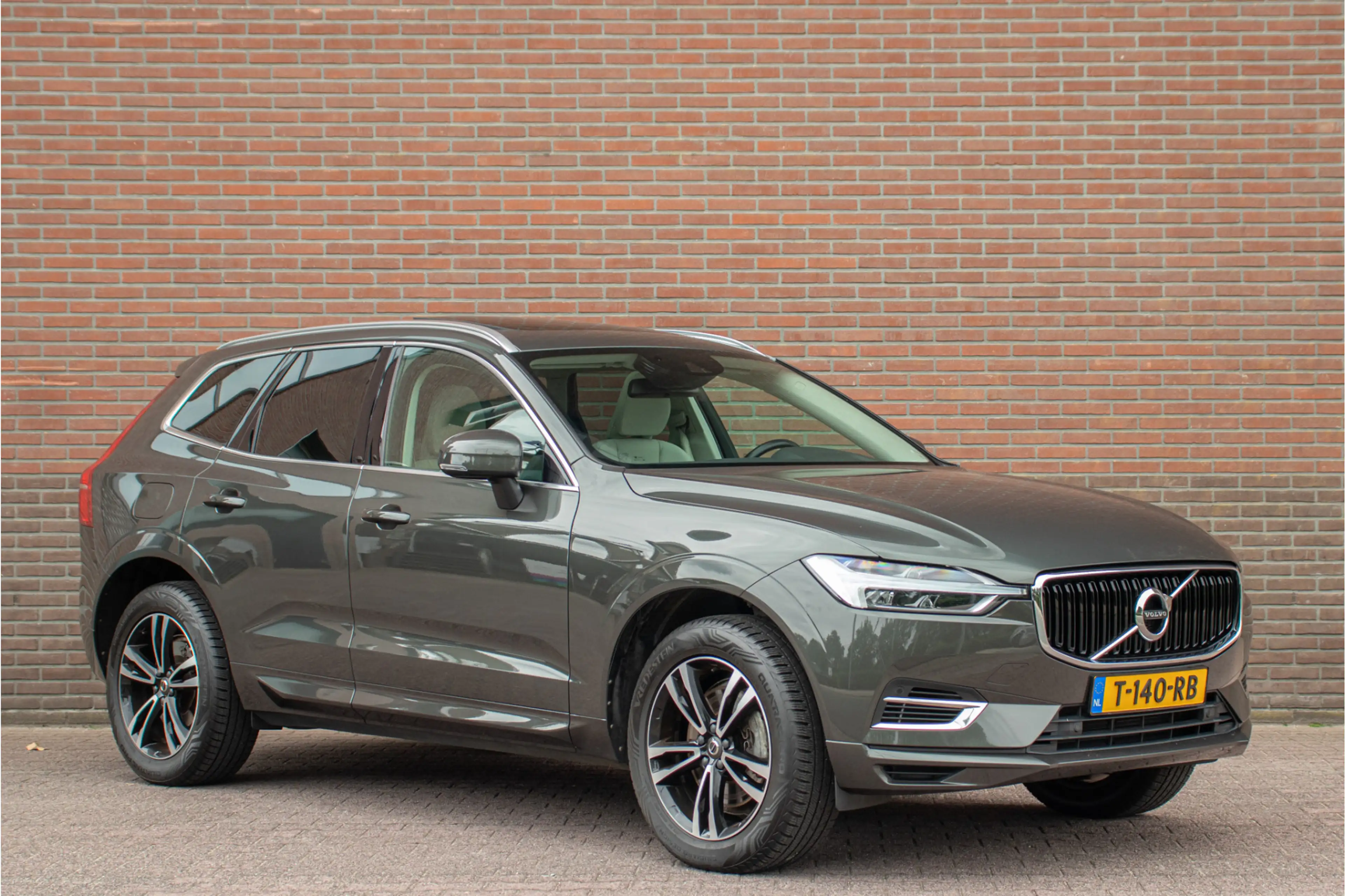 Volvo XC60 T8 Twin Engine AWD Momentum, Leder, Carplay, Trekh — photo 6
