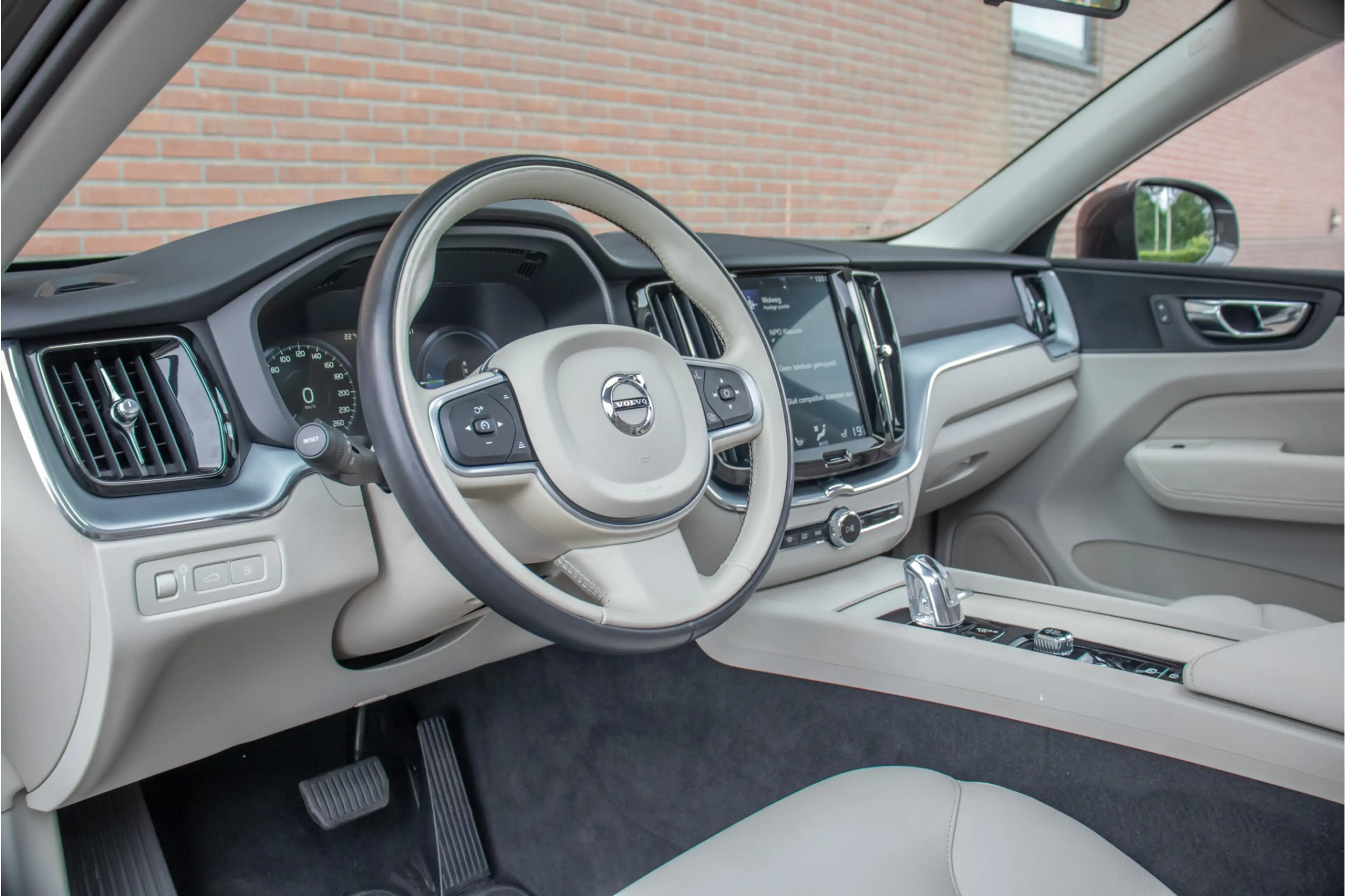 Volvo XC60 T8 Twin Engine AWD Momentum, Leder, Carplay, Trekh — photo 2